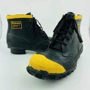 DESCRIPTION: (1) PAIR OF RUBBER WORK BOOTS BRAND/MODEL: STEEL SHANK INFORMATION: BLACK WITH YELLOW SIZE: SIZE 7 RETAIL$: $47.99 EA QTY: 1