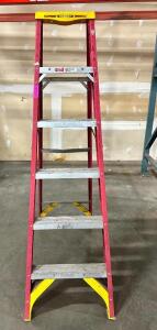 FIBERGLASS STEPLADDER