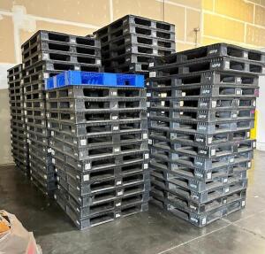 (25)- STANDARD SIZE PLASTIC PALLETS