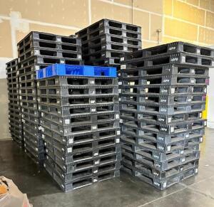 (25)- STANDARD SIZE PLASTIC PALLETS