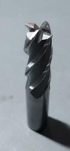 DESCRIPTION: (1) HSS SQ END MILL BRAND/MODEL: HERTEL 41115247 SIZE: 5/8" 1-5/8" LOC RETAIL$: $45.40 QTY: 1