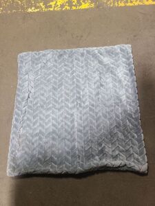 DESCRIPTION: (4) PILLOW CASES BRAND/MODEL: FARMLYN CREEK SIZE: GRAY QTY: 4