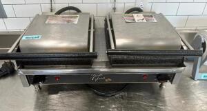 STAR TWO GROUP ELECTRIC PANINI GRILL.