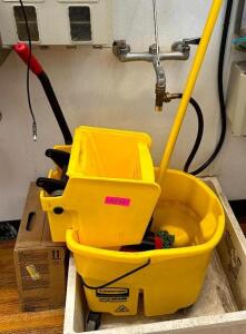 MOP BUCKET WITH WRINGER AND MOP