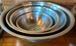 (4) PIECE STAINLESS MIXING BOWL SET.