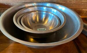 (4) PIECE STAINLESS MIXING BOWL SET.