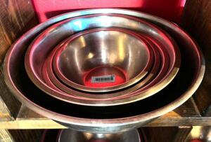 (4) PIECE STAINLESS MIXING BOWL SET.