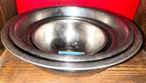 (4) PIECE STAINLESS MIXING BOWL SET.