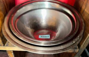 (4) PIECE STAINLESS MIXING BOWL SET.