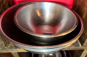 (3) PIECE SMALL STAINLESS MIXING BOWL SET.