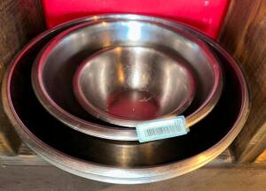 (3) PIECE SMALL STAINLESS MIXING BOWL SET.