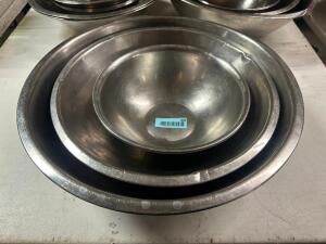 (4) PIECE STAINLESS MIXING BOWL SET.