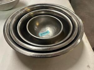 (4) PIECE STAINLESS MIXING BOWL SET.