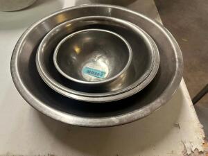 (4) PIECE STAINLESS MIXING BOWL SET.