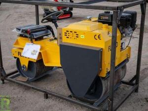 DESCRIPTION: GAS POWERED RIDE-ON ROLLER BRAND/MODEL: FLAND FL850 RETAIL$: $9,995.00 QTY: 1