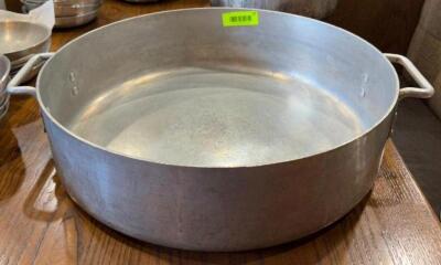 DESCRIPTION: 19" BRAISING PAN SIZE: 19"X5" LOCATION: DINING AREA QTY: 1