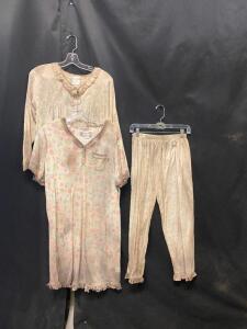 DESCRIPTION ASYLUM RELIEF ACTORS COSTUME. ADDITIONAL INFORMATION EVERY STAIN, EVERY BLEMISH, TELLS A STORY OF HORROR AND DESPAIR. FROM THE HAUNTING SP