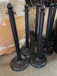 DESCRIPTION CONTENTS OF GAYLORD - BLACK PLASTIC STANCHIONS. APPROX 100 THIS LOT IS: ONE MONEY QTY 1