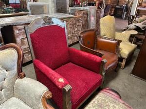 DESCRIPTION (1) LOT OF ASSORTED LIVING ROOM FURNITURE AND PROPS. THIS LOT IS: ONE MONEY QTY 1