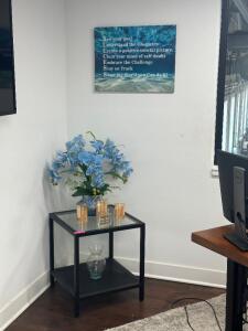 CORNER TABLE WITH DECORATIONS