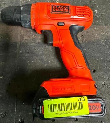 BLACK AND DECKER CORDLESS 20 VOLT DRILL W/ CHARGER AND CASE.