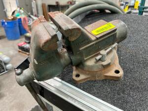 4" HEAVY DUTY MOUNTED VICE.