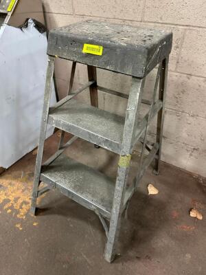 THREE STEP FOLDING STEP LADDER.