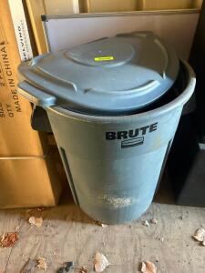 44 GALLON BRUTE TRASH CAN W/ LID