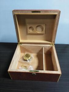 DESCRIPTION: (1) CIGAR HUMIDOR BRAND/MODEL: INCLUDES HUMIDIFIER AND HYGROMETER QTY: 1