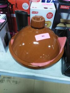 DESCRIPTION: (1) CASSEROLE POT BRAND/MODEL: MAMBOCAT RETAIL$: $44.00 EA QTY: 1