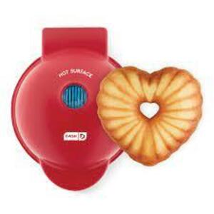 DESCRIPTION: (1) MINI BUNDT MAKER BRAND/MODEL: DASH D INFORMATION: RED RETAIL$: $20.00 EA QTY: 1