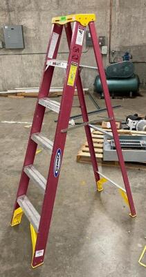 6 FOOT MEDIUM DUTY FIBERGLASS LADDER