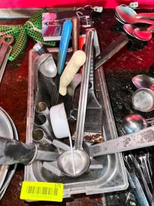 ASSORTED KITCHEN UTENSILS