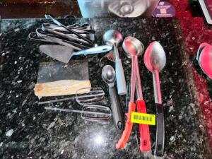 ASSORTED KITCHEN UTENSILS