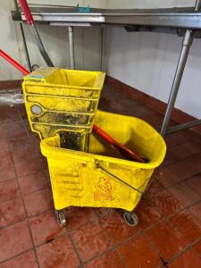 MOP BUCKET W/ MOP