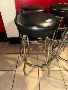 (4) BACKLESS BAR STOOLS W/ BLACK CUSHION TOP AND CHROME BASE.