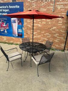 60" ROUND METAL PATIO TABLE W/ (4) CHAIRS AND UMBRELLA.