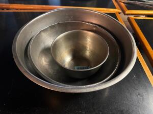 (3)PIECE STAINLESS MIXING BOWL SET.