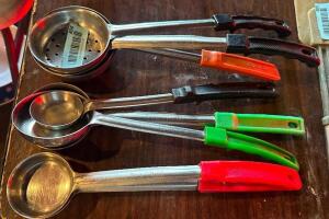 (7) ASSORTED STAINLESS PORTION SERVERS.