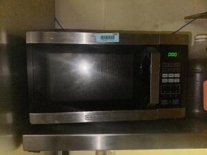 BLACK AND DECKER HOUSE HOLD MICROWAVE.