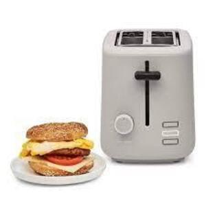 DESCRIPTION: (1) TOASTER BRAND/MODEL: CRUXGG INFORMATION: WHITE RETAIL$: $22.49 EA QTY: 1