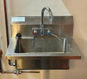 18" WALL MOUNTED SINK