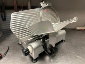 DESCRIPTION AVANTCO 12" SEMIAUTOMATIC SLICER. BRAND / MODEL: AVANTCO 177SL312 ADDITIONAL INFORMATION 120 VOLT, 1 PHASE LOCATION KITCHEN QTY 1