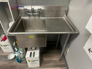 DESCRIPTION 38" SINGLE WELL STAINLESS SINK W/ RIGHT SIDE DRY BOARD. BRAND / MODEL: UNIVERSAL SIZE 38" LOCATION KITCHEN QTY 1