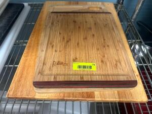 DESCRIPTION (1) LOT OF ASSORTED WOODEN CUTTING BOARDS THIS LOT IS: ONE MONEY LOCATION KITCHEN QTY 1