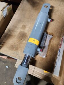 DESCRIPTION: (1) HYDRAULIC CYLINDER W/PINSRETAIL$: $385QTY: 1