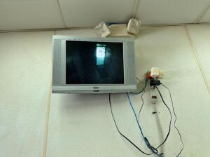 TV WITH WALL MOUNT