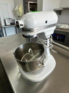 DESCRIPTION KITCHEN AID 5 QT MIXER BRAND / MODEL: KITCHEN AID ADDITIONAL INFORMATION 115 VOLT, 1 PHASE LOCATION KITCHEN QTY 1