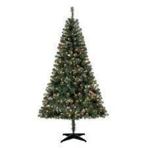 DESCRIPTION: (1) PINE GREEN ARTIFICIAL CHRISTMAS TREE WITH CLEAR LIGHTS BRAND/MODEL: HOLIDAY TIME #0054 RETAIL$: $40.00 SIZE: 6.5 FT QTY: 1