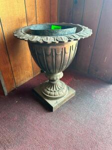 ASSORTED PLANTER POTS IN SHOWROOM